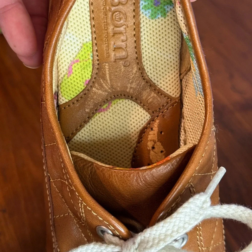 Børn  tan leather lace-up sneakers size 7 1/2